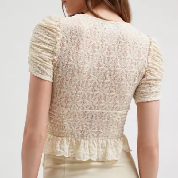 NWOT UO Kimchi Blue Hollie Puff Sleeve Ruffled Blouse - Picture 3 of 7